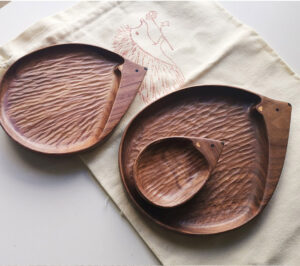 Hedgehog shaped walnut wood plate-03